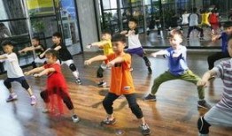 吃瓜体育生和舞蹈室1v1.社会热点的图片,揭秘校园热点背后的故事